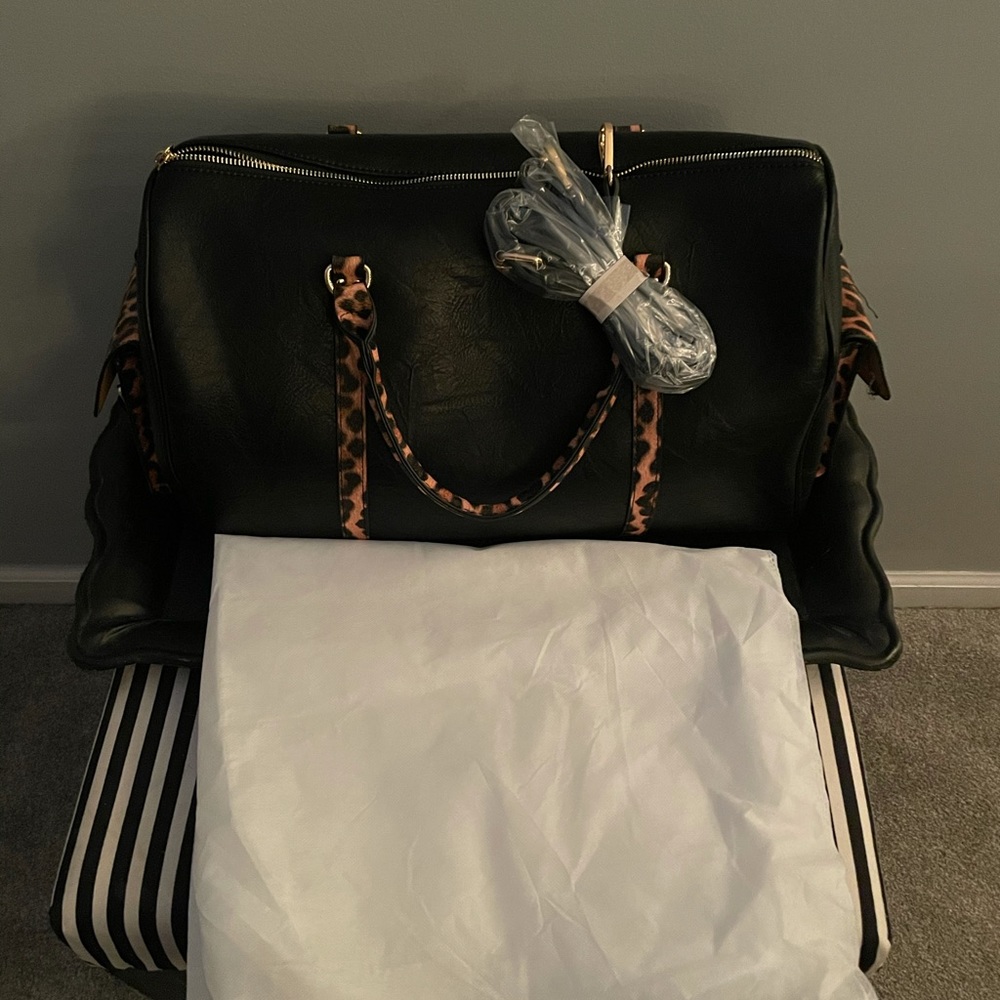 Leopard Duffle Bag - Picture 4 of 11